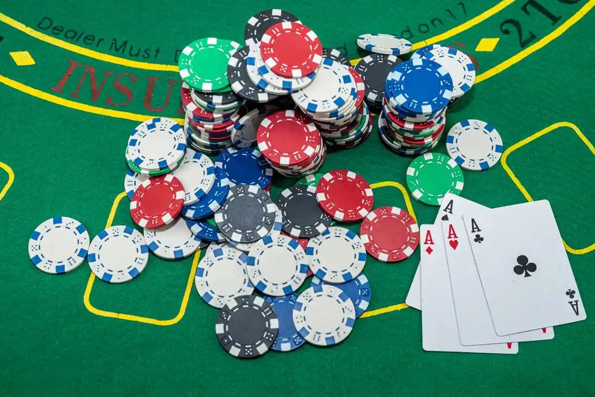 Aplikasi kapten808 menampilkan antarmuka dealer langsung dan permainan